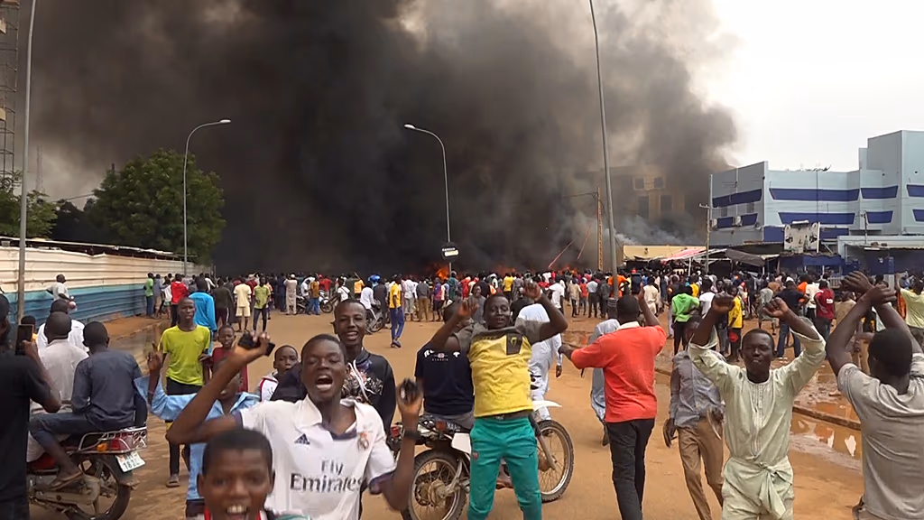 Heavy gunfire erupts near Niger capital’s airport before calm returns