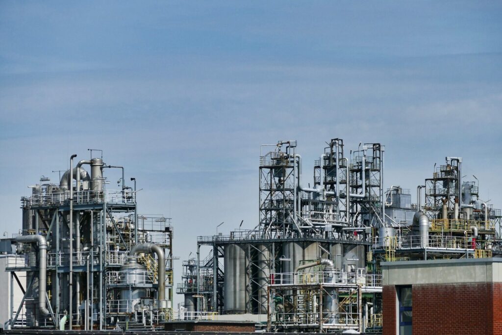 Nigeria slashes oil licensing fees to attract investors